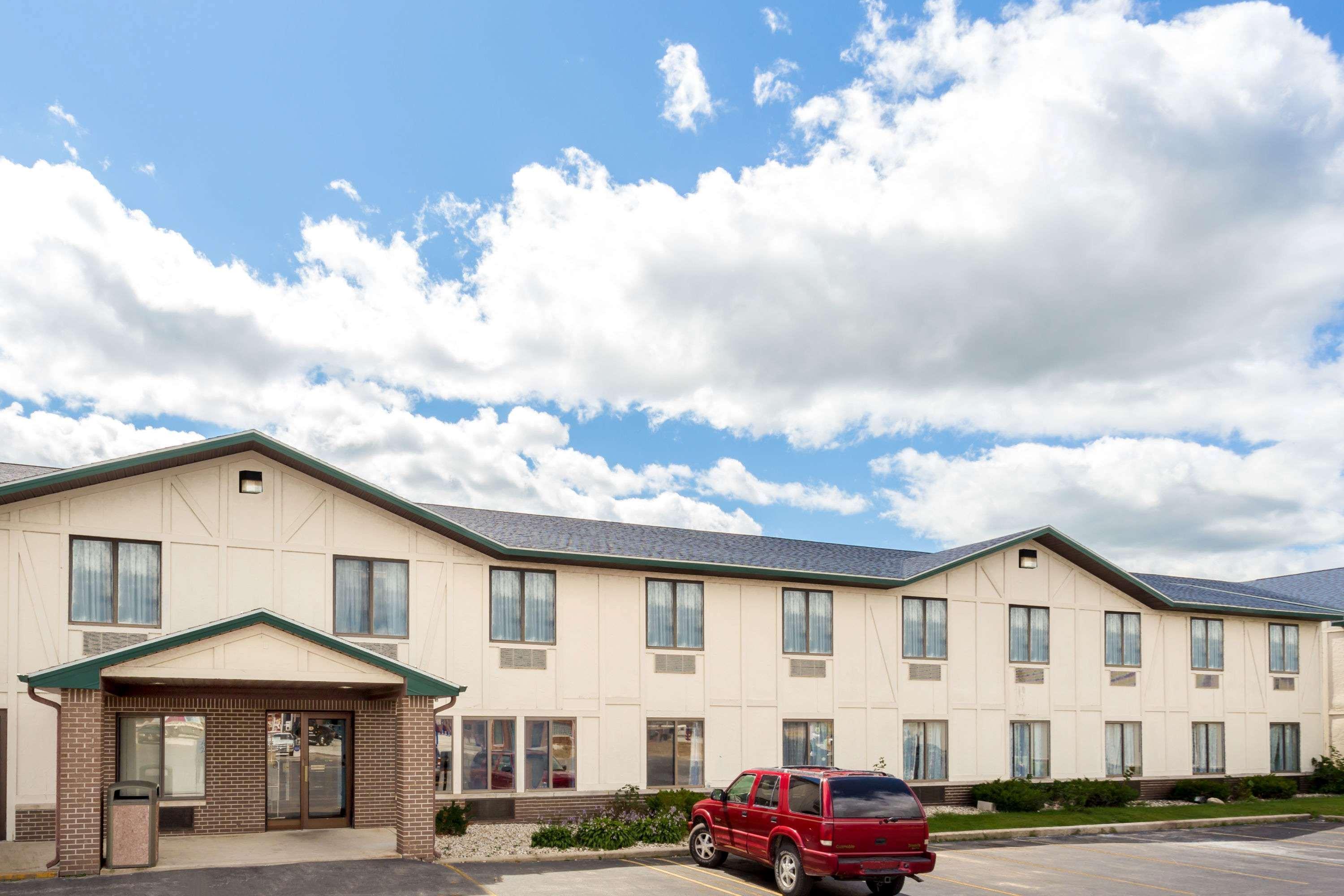 Delavan Inn And Suites Zewnętrze zdjęcie