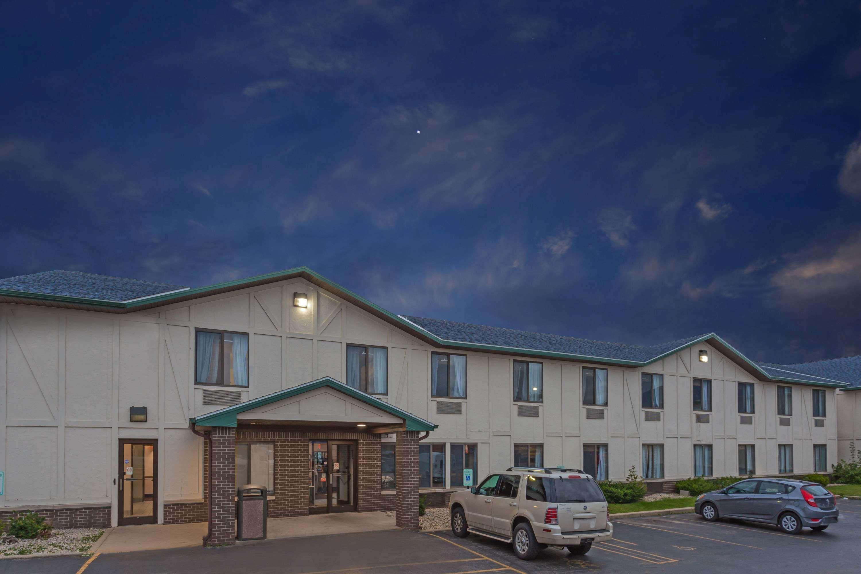 Delavan Inn And Suites Zewnętrze zdjęcie
