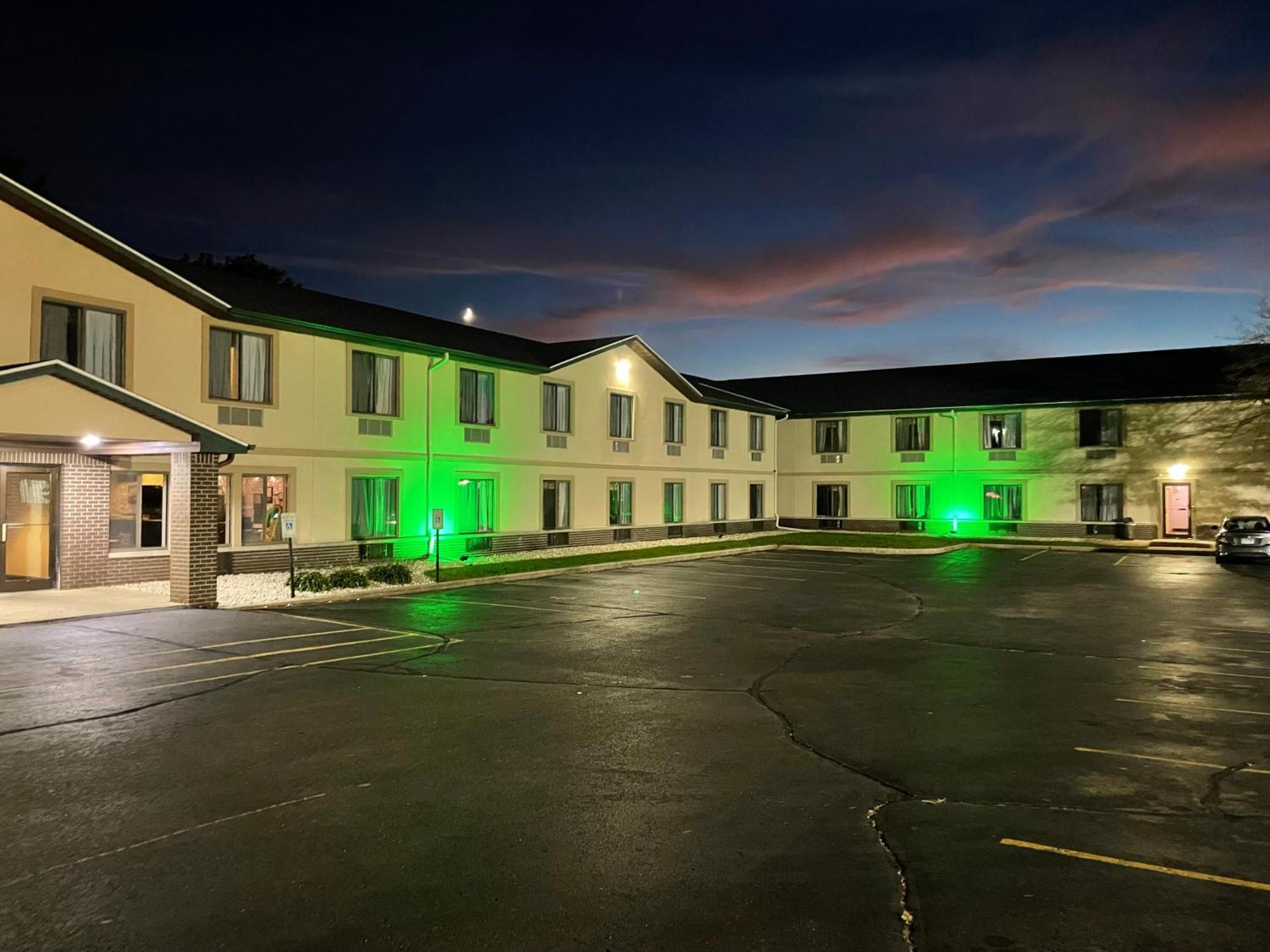 Delavan Inn And Suites Zewnętrze zdjęcie