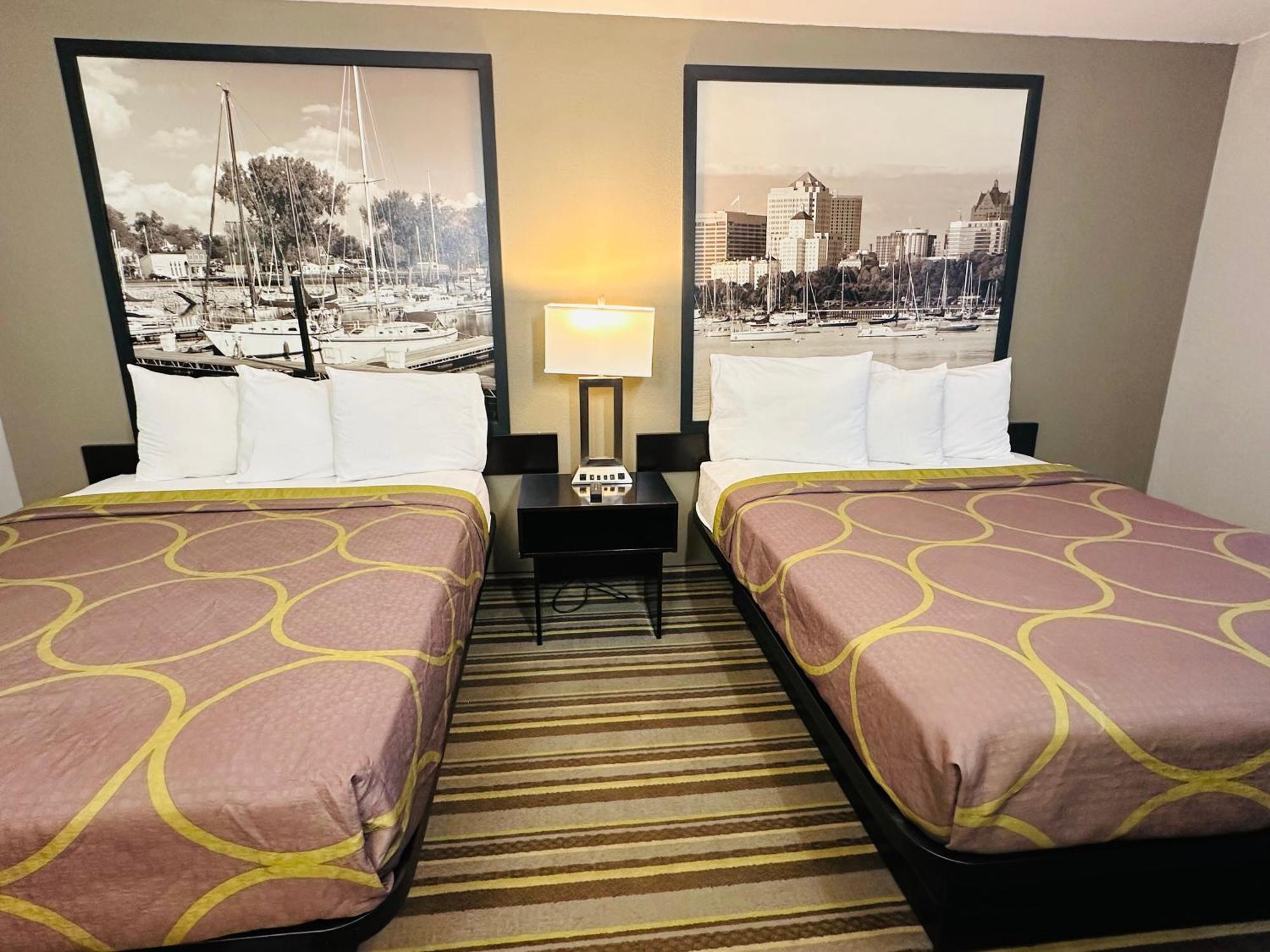 Delavan Inn And Suites Zewnętrze zdjęcie