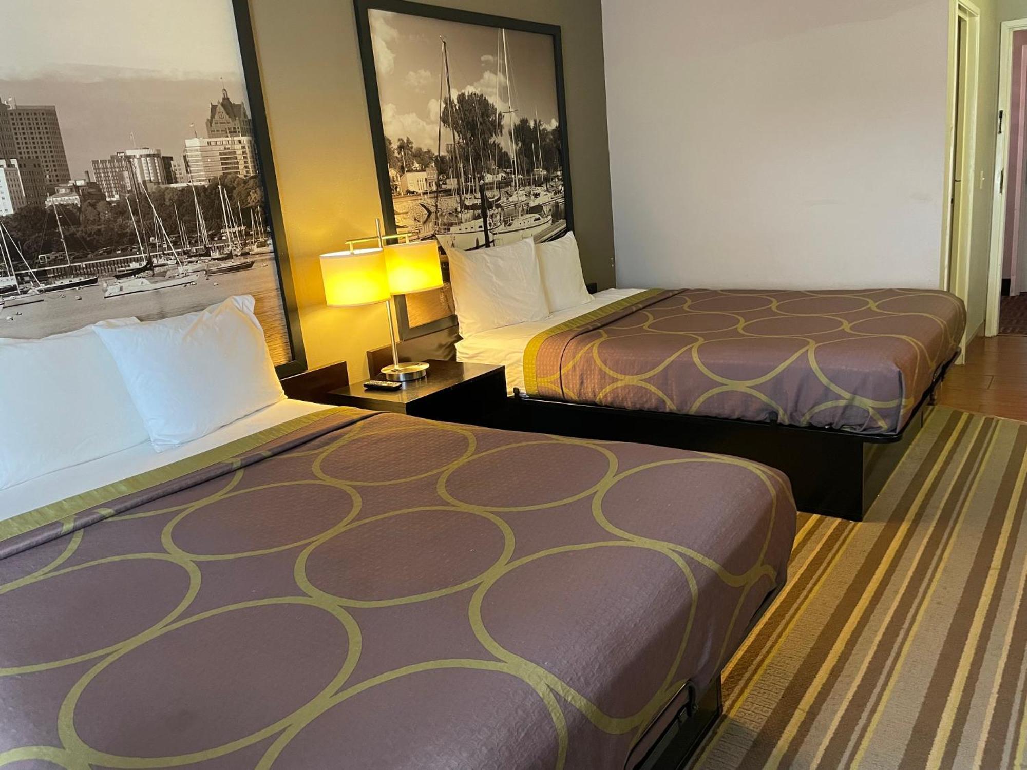 Delavan Inn And Suites Zewnętrze zdjęcie