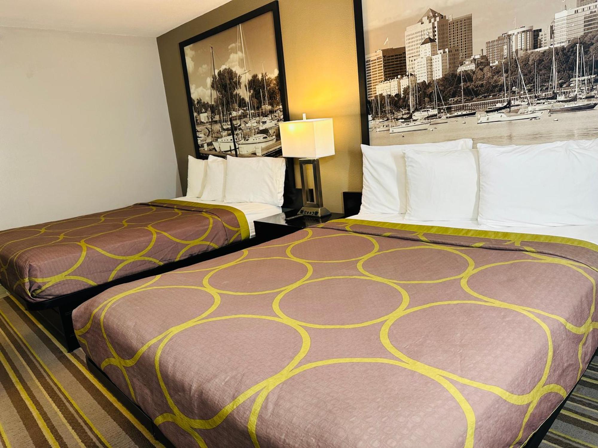 Delavan Inn And Suites Zewnętrze zdjęcie