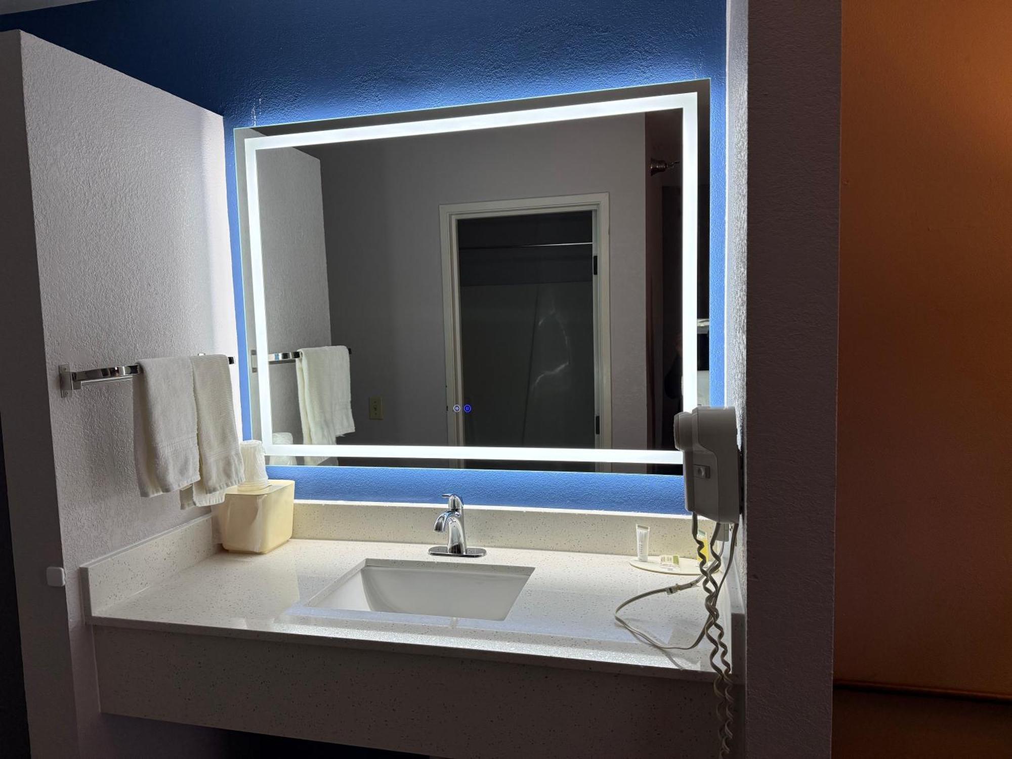 Delavan Inn And Suites Zewnętrze zdjęcie